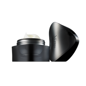 世界有数の百貨店チェーン『Barneys New York』にてMDNA SKINブランドの取り扱いがスタートしました。